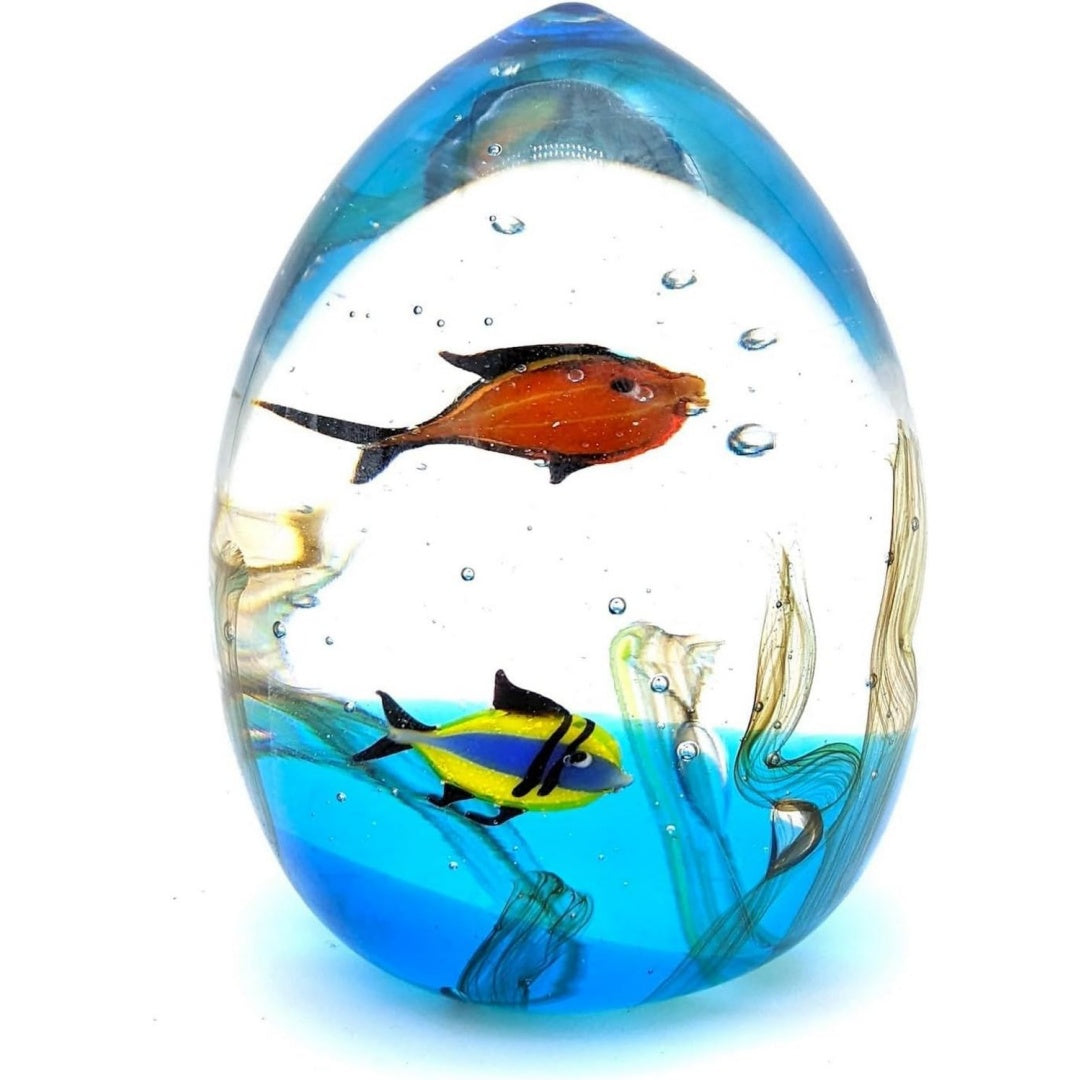 Scultura in vetro blu con pesci multicolore