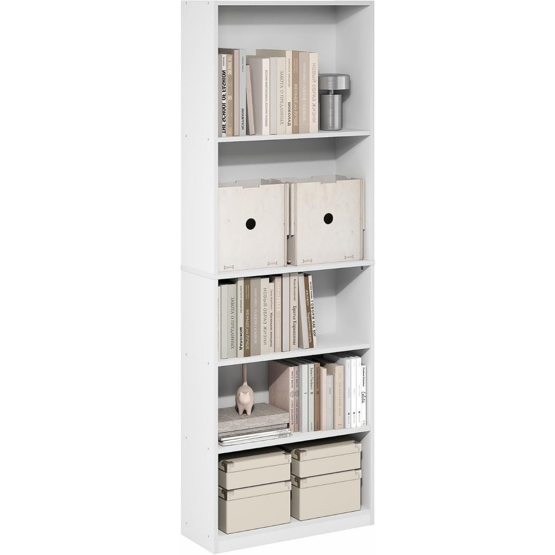 Libreria bianca con ripiani