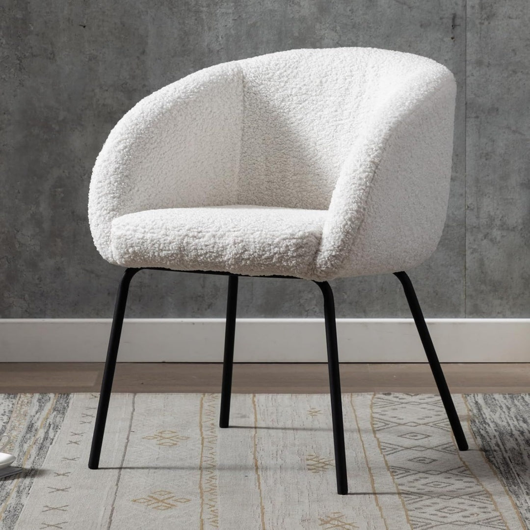 Poltrona crema con gambe nere